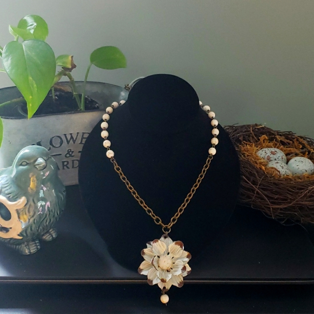 Ata girl metal flower necklace
